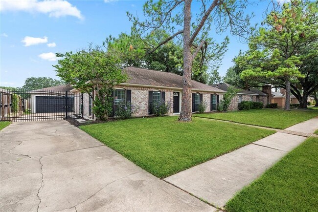 2219 Briarview Dr in Houston, TX - Building Photo - Building Photo