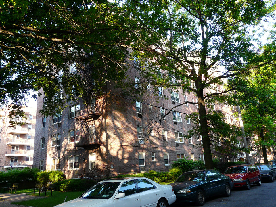 1560 Pelham Pky in Bronx, NY - Building Photo