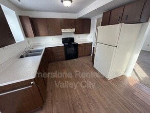 1063 5th Ave NW in Valley City, ND - Building Photo - Building Photo