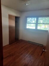 211 W. Decorah Rd. in West Bend, WI - Foto de edificio - Building Photo