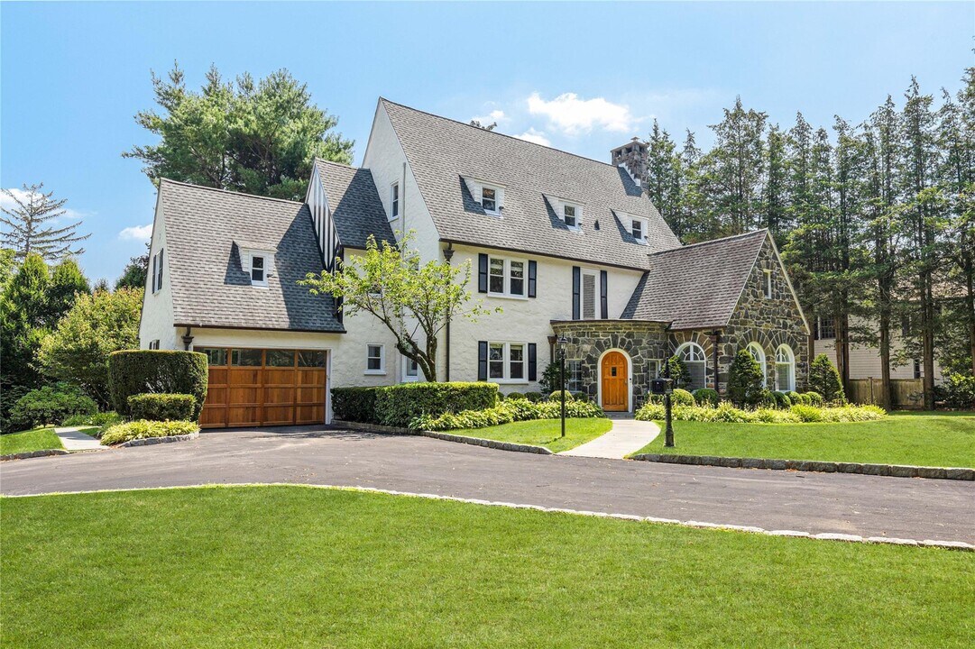 30 Park Dr N in Rye, NY - Building Photo