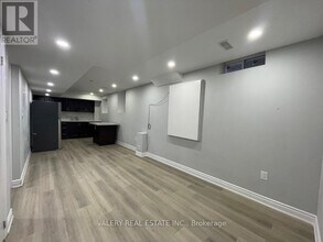 13 Frampton Rd in Brampton, ON - Building Photo - Building Photo