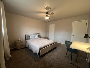 9625 E 27th St, Unit Queen Bedroom in Tulsa, OK - Building Photo - Building Photo