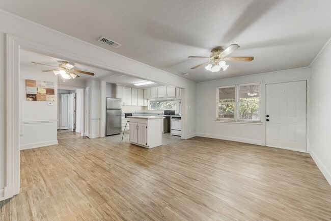 123 Folly Beach Dr, Unit B in Lake Dallas, TX - Building Photo - Building Photo