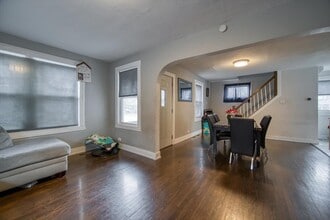 702 Jackson St in Aurora, IL - Building Photo - Building Photo