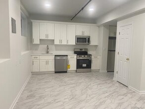 94 4th Ave in Bay Shore, NY - Building Photo - Building Photo