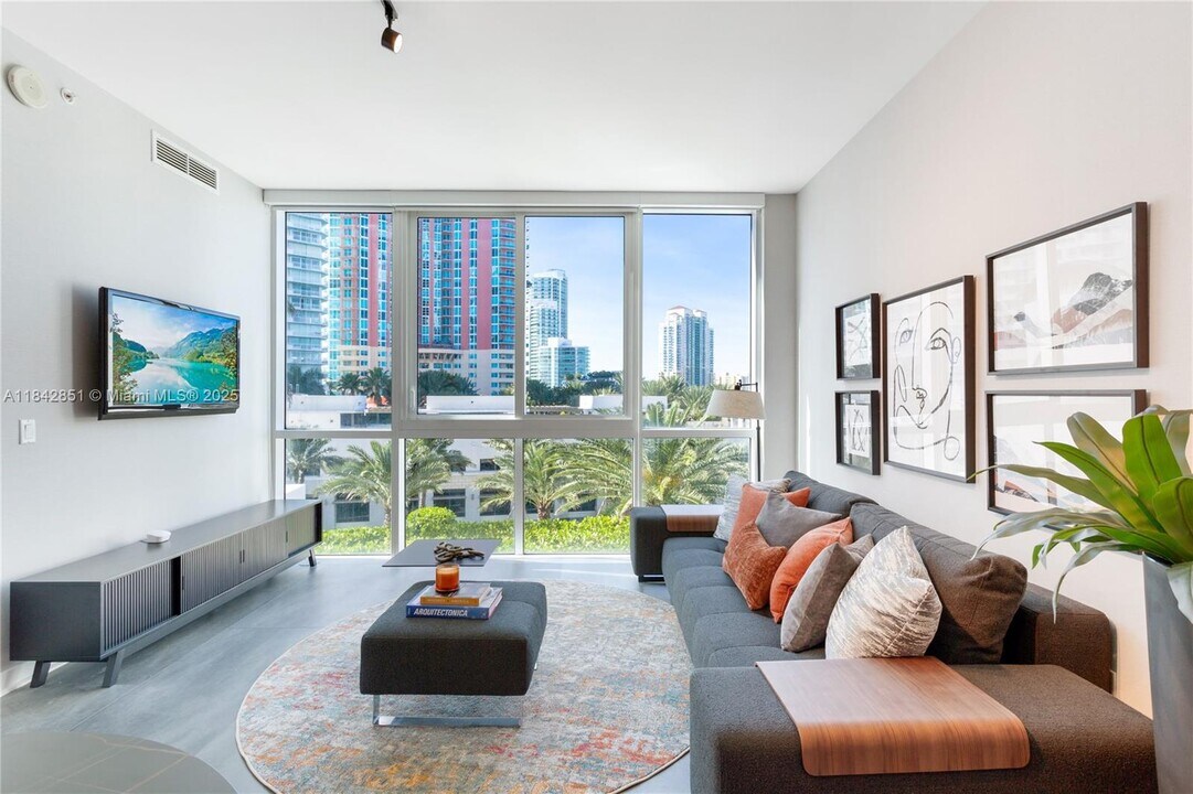 50 S Pointe Dr, Unit 609 in Miami Beach, FL - Building Photo