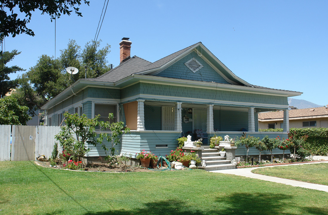 811 E Santa Paula St in Santa Paula, CA - Foto de edificio