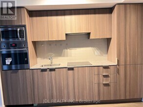 11 Wellesley St W in Toronto, ON - Building Photo - Building Photo