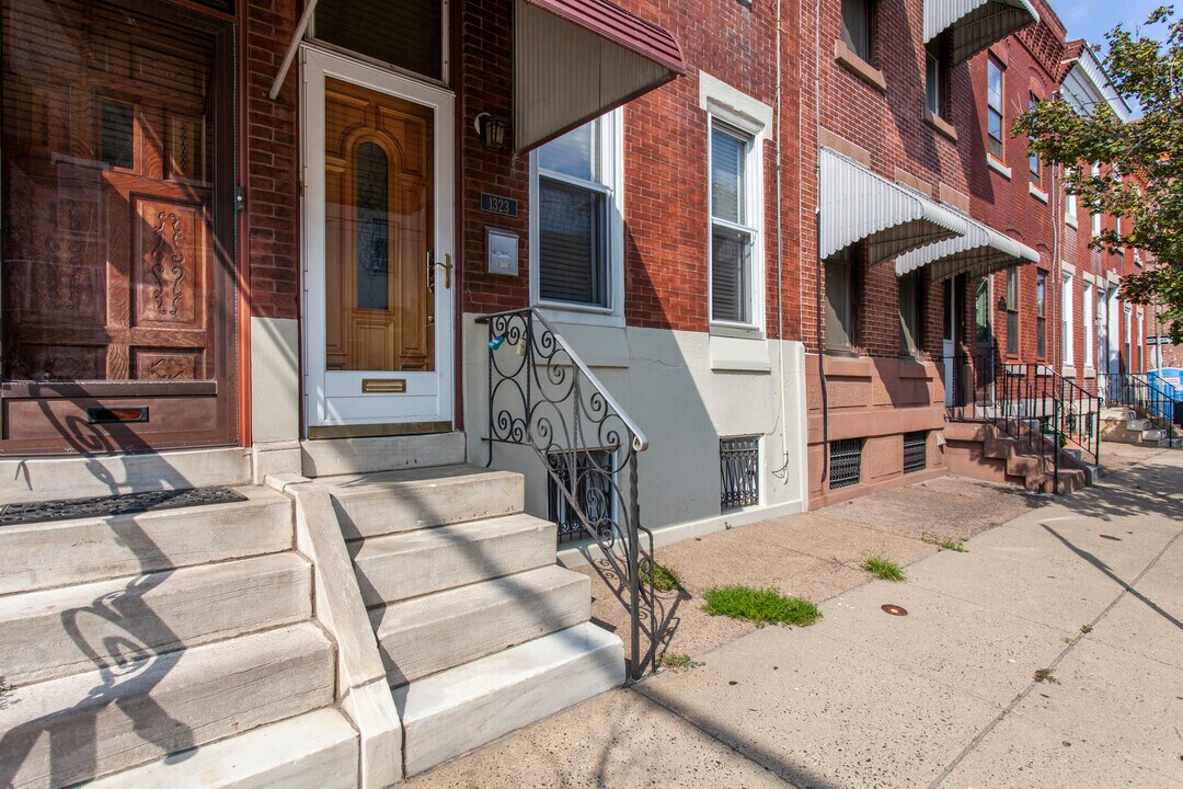 1323 Reed St in Philadelphia, PA - Building Photo