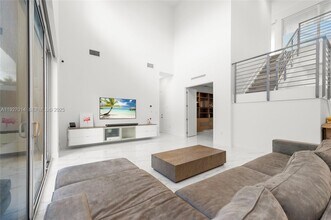 7455 NW 103rd Pl in Doral, FL - Building Photo - Building Photo