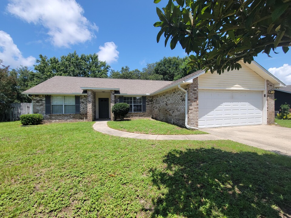 2721 Baylen Ct in Navarre, FL - Foto de edificio