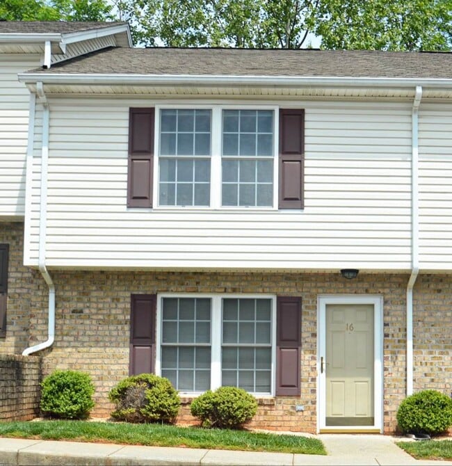 2004 Wards Ferry Rd in Lynchburg, VA - Building Photo - Building Photo