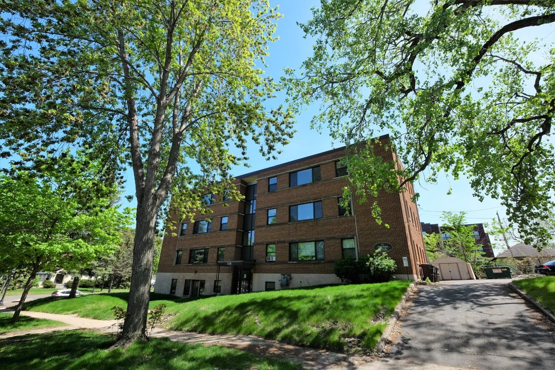 Laurel Apartments in St. Paul, MN - Foto de edificio