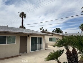 686 E Cottonwood Rd, Unit 2 in Palm Springs, CA - Foto de edificio - Building Photo
