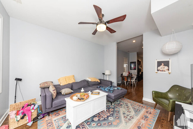 2335 W Moffat St, Unit 2 in Chicago, IL - Building Photo - Building Photo