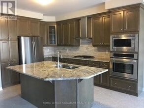 165 Wheat Boom Dr. in Oakville, ON - Building Photo - Building Photo