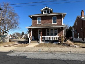 443 N 3rd St in Emmaus, PA - Foto de edificio - Building Photo