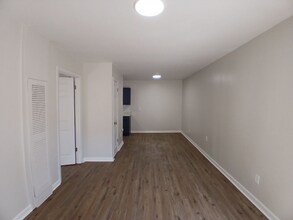 1058 Poplar Ave in Memphis, TN - Building Photo - Building Photo