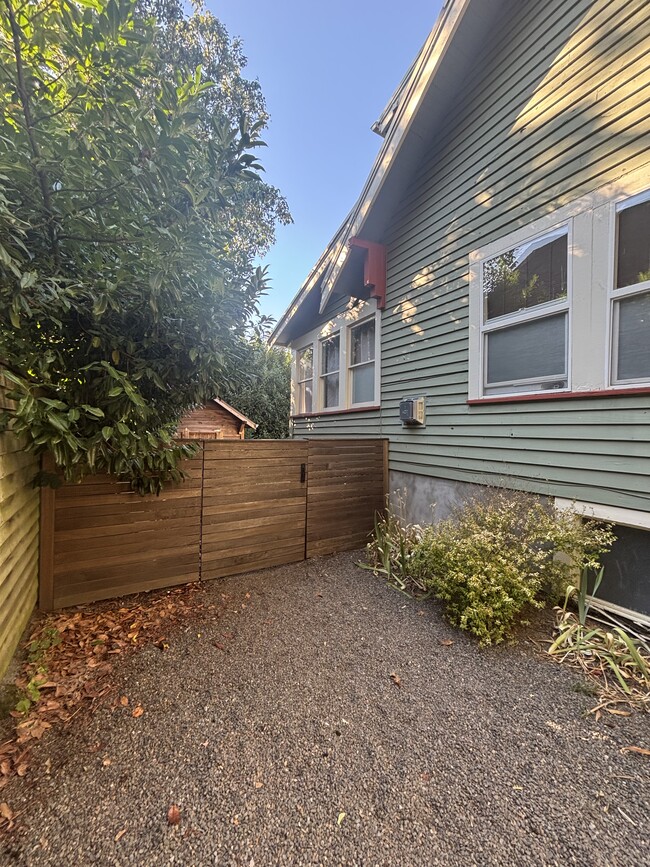 8015 N John Ave, Unit Upper in Portland, OR - Building Photo - Building Photo