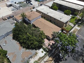 2101 W Myrtle St in Santa Ana, CA - Building Photo - Building Photo