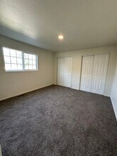 411 E Florida Ave in Nampa, ID - Foto de edificio - Building Photo
