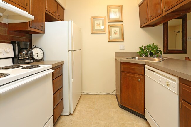 The Country Acres Apartment Community in Louisville, KY - Building Photo - Interior Photo