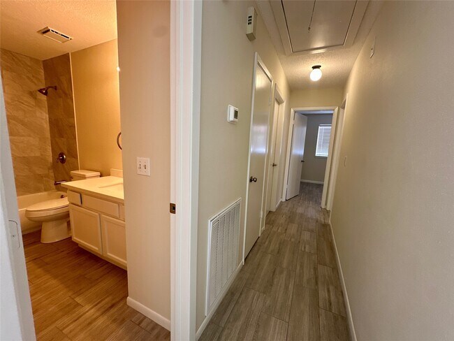 18074 Glenledi Dr in Houston, TX - Foto de edificio - Building Photo