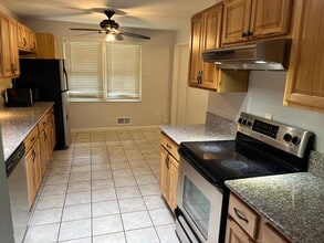 6842 Dina Leigh Ct in Springfield, VA - Foto de edificio - Building Photo