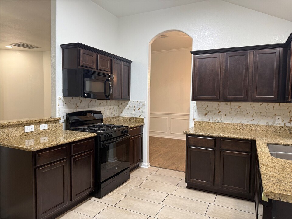 958 Oak Glen Dr in Willis, TX - Foto de edificio