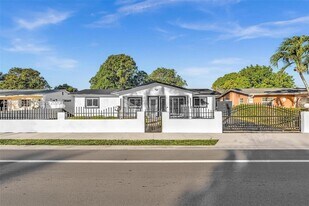 560 Perviz Ave in Opa Locka, FL - Building Photo