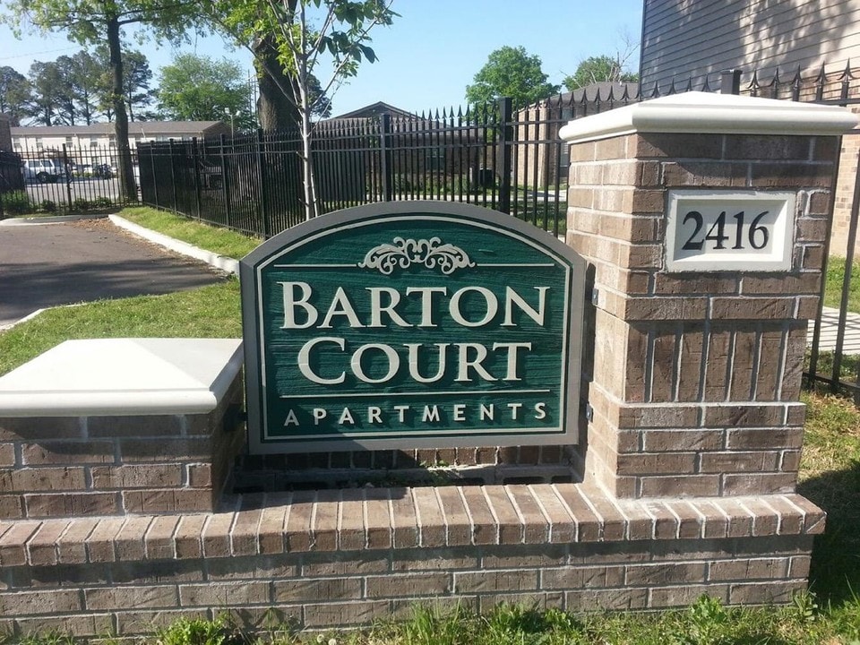 Barton Court Apartments in West Memphis, AR - Building Photo