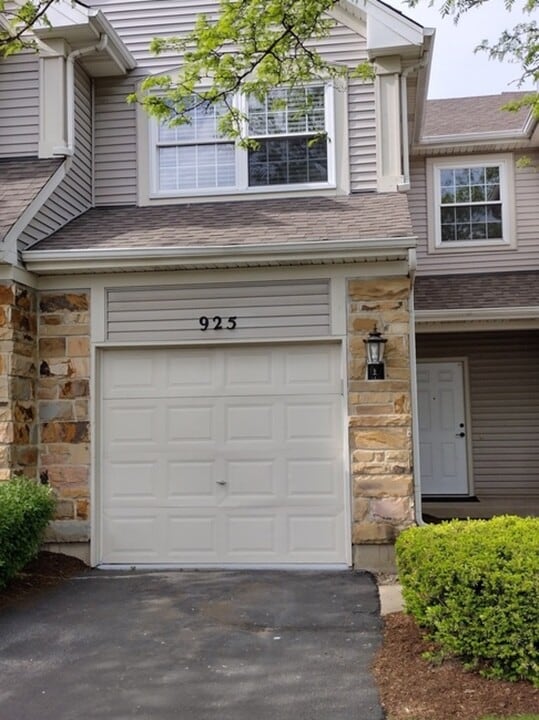 925 Mesa Dr in Lake In The Hills, IL - Building Photo