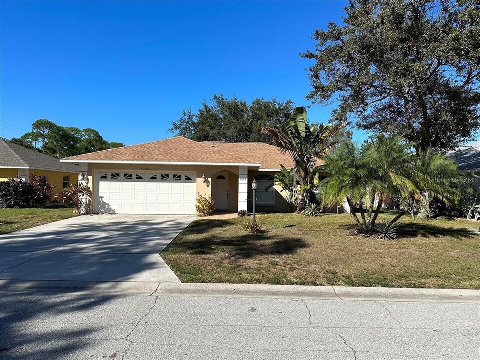 4770 Breezy Pines Blvd in Sarasota, FL - Building Photo