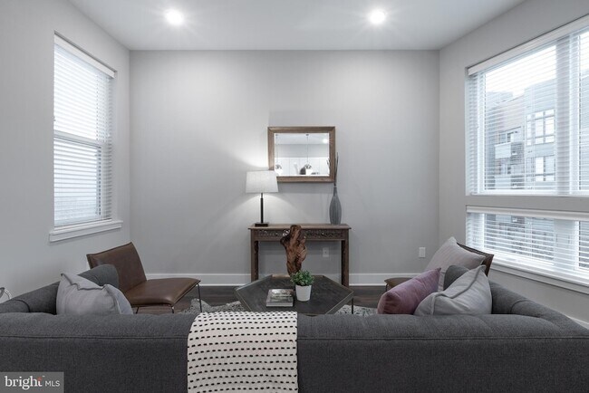 1555 Ridge Ave, Unit 202 in Philadelphia, PA - Foto de edificio - Building Photo