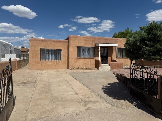 426 Dolores Dr NW in Albuquerque, NM - Building Photo - Building Photo