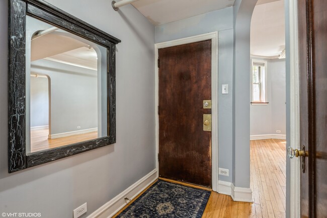 2016.5 W Greenleaf Ave in Chicago, IL - Building Photo - Building Photo