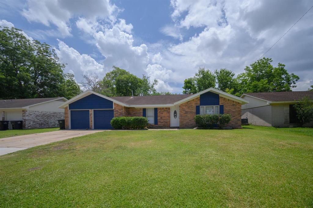 326 Windsor Square in Alvin, TX - Building Photo