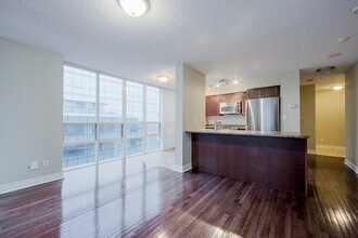 30-PH30 Grand Trunk Crescent in Toronto, ON - Building Photo - Building Photo