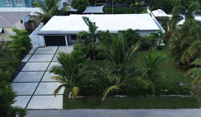 2561 NE 19th St in Pompano Beach, FL - Building Photo - Building Photo