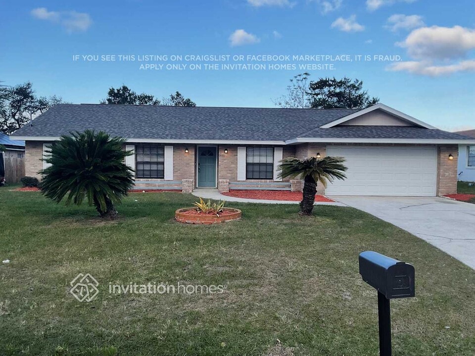 2117 E Parkton Dr in Deltona, FL - Foto de edificio