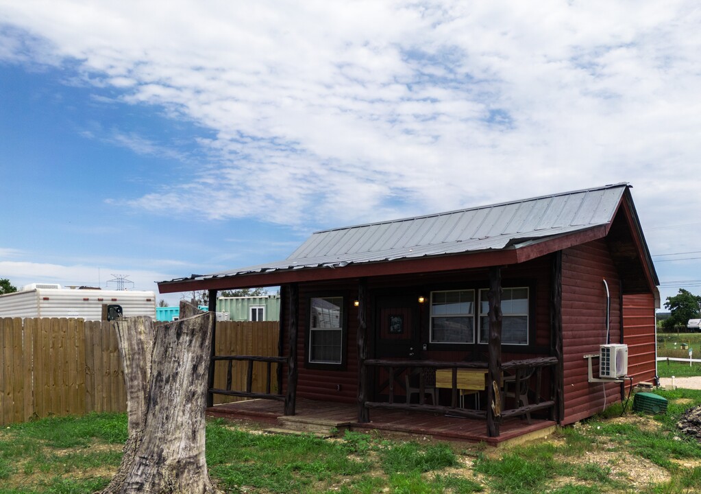 4909 Tucker Hill Ln, Unit Log Cabin in Cedar Creek, TX - Building Photo