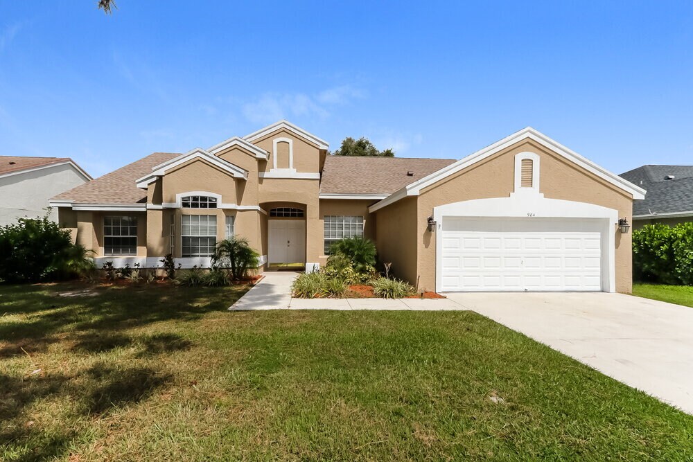 984 Lake Breeze Dr in Wellington, FL - Building Photo