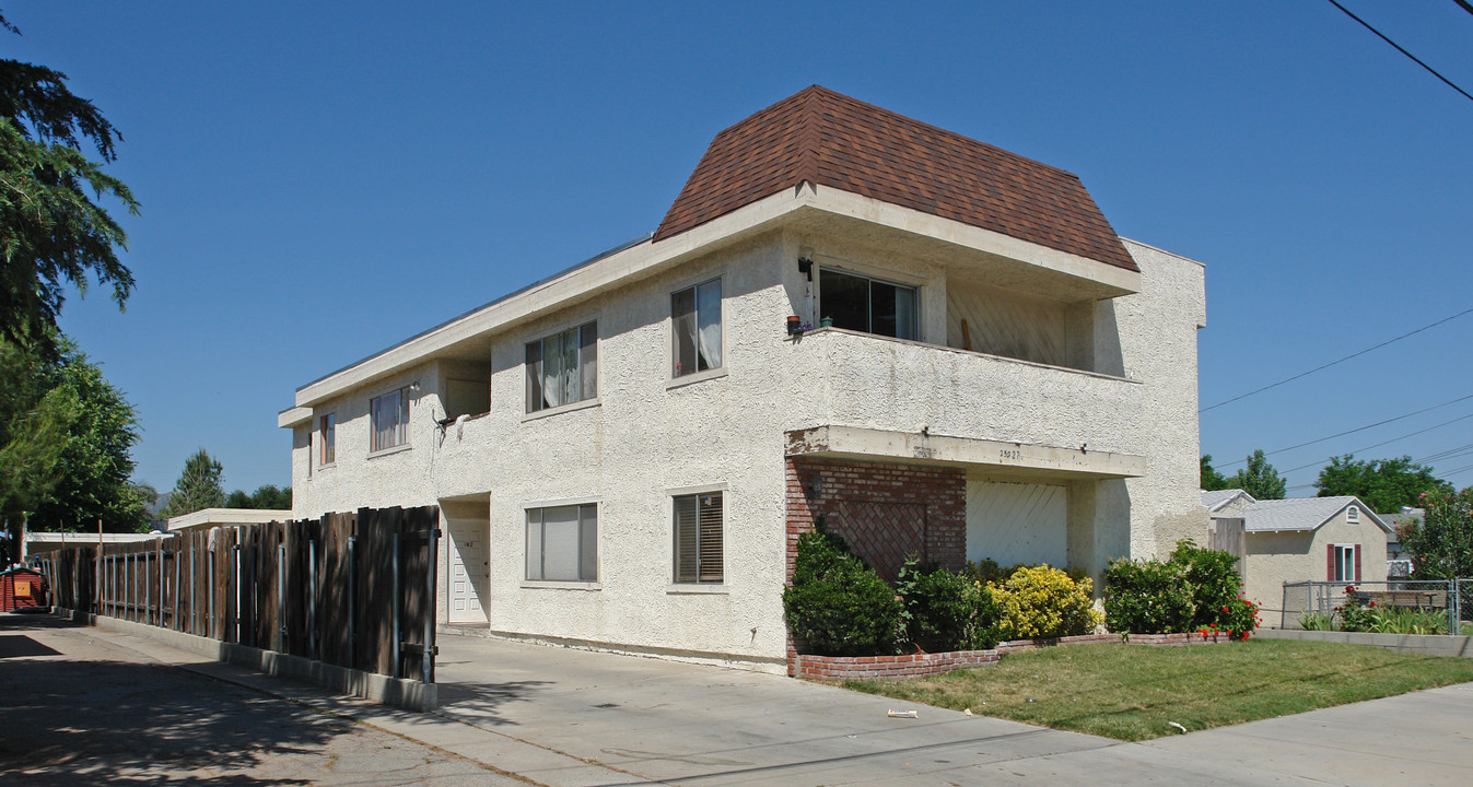 25027 Walnut St in Santa Clarita, CA - Building Photo