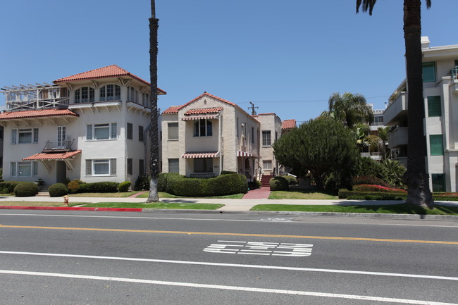 933 Ocean Ave in Santa Monica, CA - Foto de edificio - Building Photo