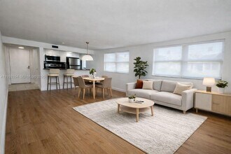 8180 Geneva Ct in Doral, FL - Foto de edificio - Building Photo