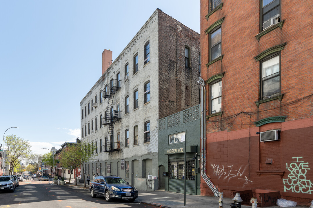 235 Berry St in Brooklyn, NY - Foto de edificio