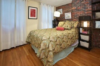 17 Grove St, Unit 2 in Boston, MA - Foto de edificio - Building Photo