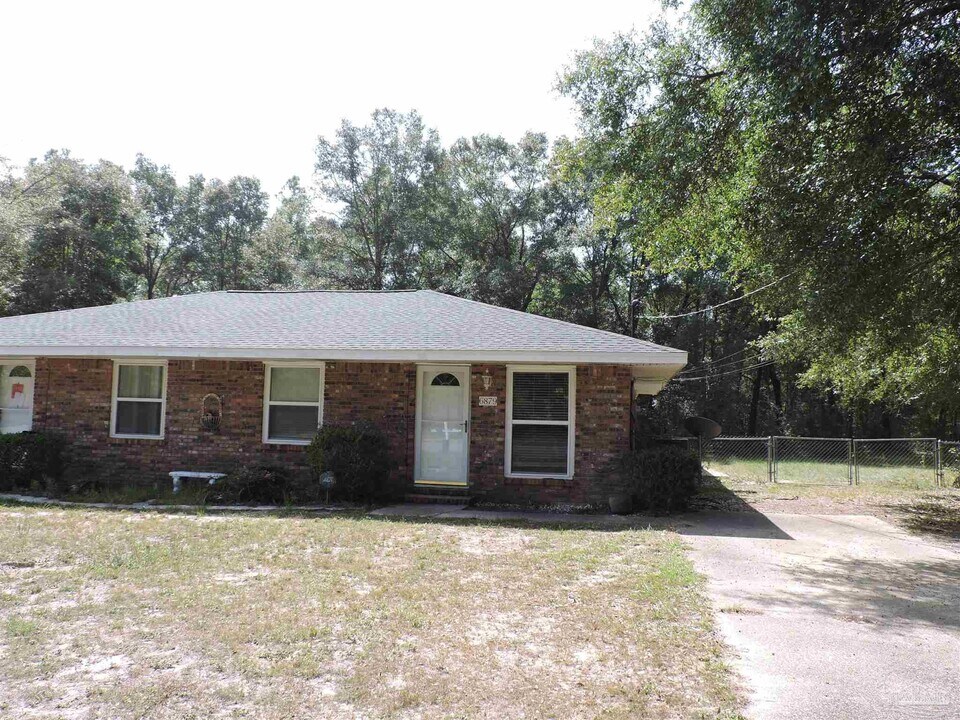 6879 Trail Ride S in Milton, FL - Building Photo