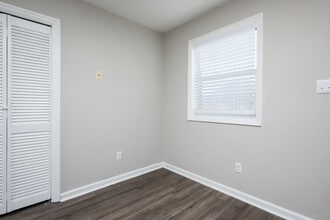 Cedar Trace in Greensboro, NC - Foto de edificio - Interior Photo